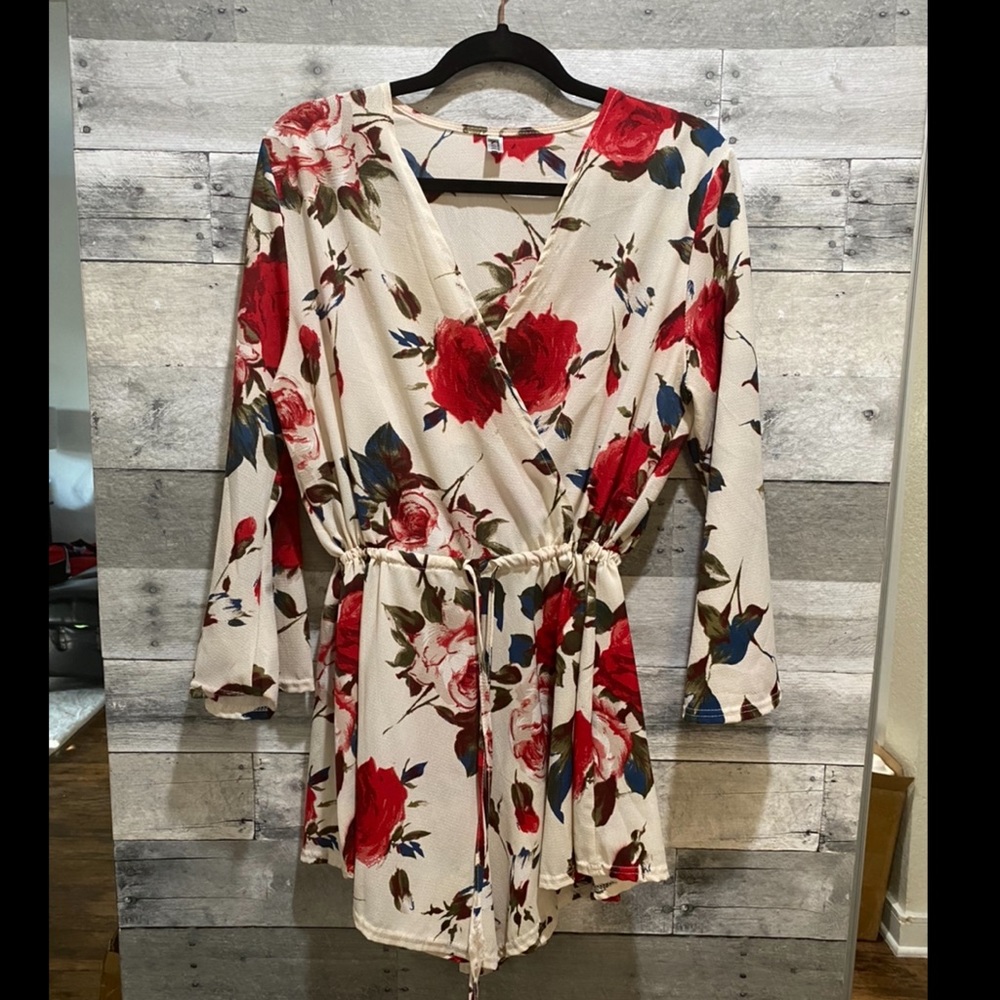 Adorable floral romper with waist tie 🌹FITS S/M/L